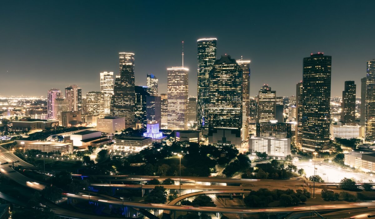 Cheap Flights to Houston — Cheap Flights to Houston: Best Tips & Deals — Photo by Erik Mclean on Pexels