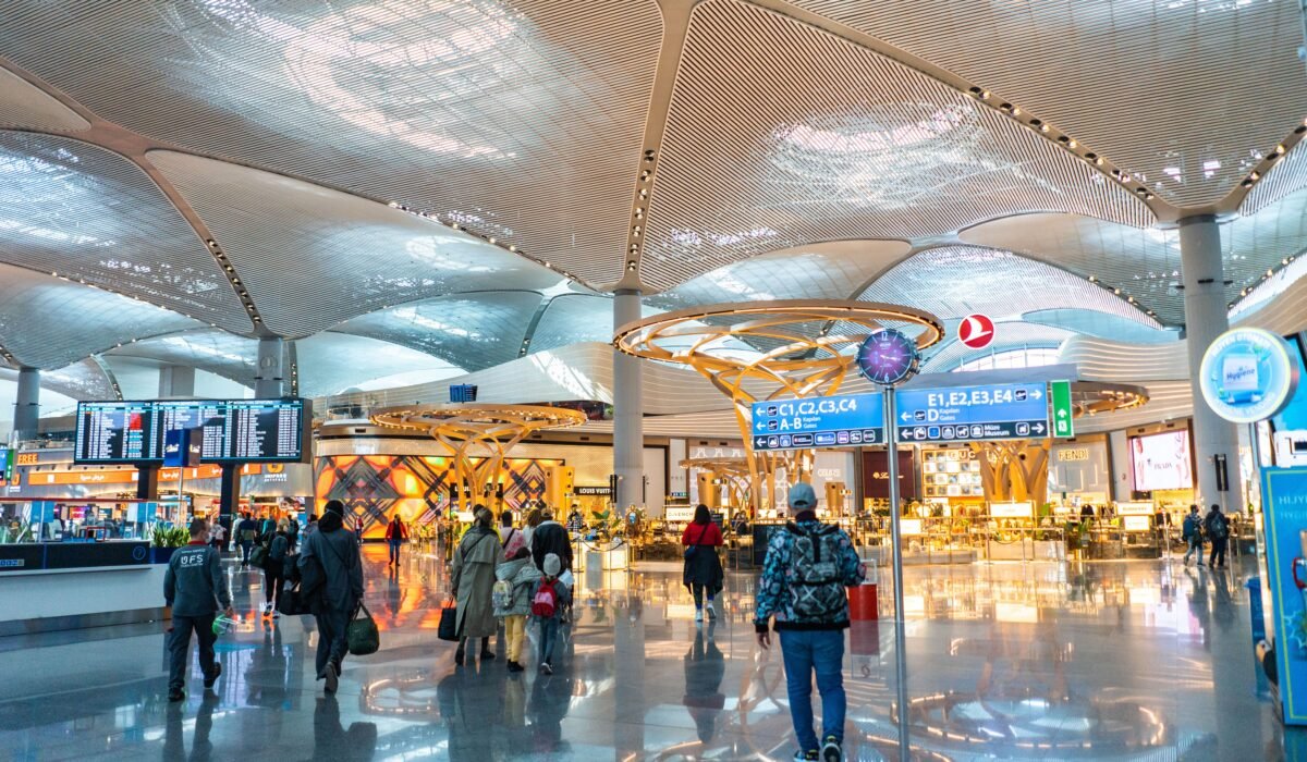 airport food and dining guide — Airport Food and Dining Guide: Savvy Traveler's Playbook — Photo by Atlantic Ambience on Pexels