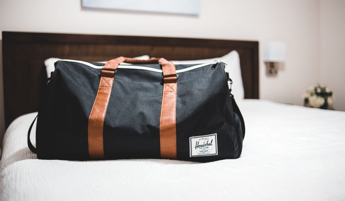 unplanned overnight layover tips — Unplanned Overnight Layover Tips: Your Comfort Guide — Photo by Erik Mclean on Pexels