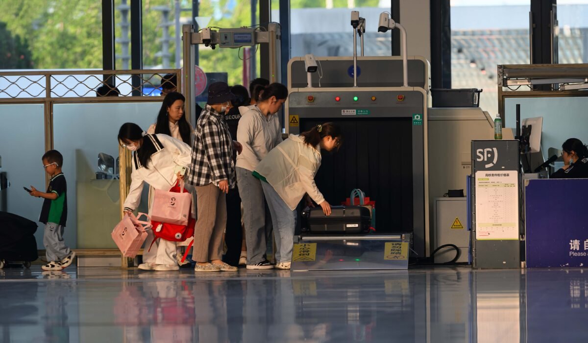 airport security tips for travelers — Airport Security Tips: Smart, Safe & Stress-Free Travel — Photo by 海风 张 on Pexels