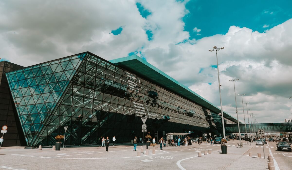 Best Time to Arrive at the Airport — Best Time to Arrive at the Airport: Your Guide — Photo by Elizabeth Rushkovska on Pexels