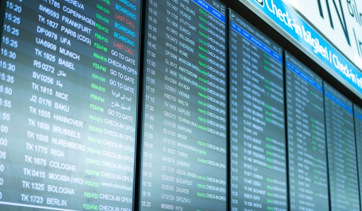 USA airline gate changes — USA Airline Gate Changes: Your Guide to Smooth Connections — Photo by Atlantic Ambience on Pexels