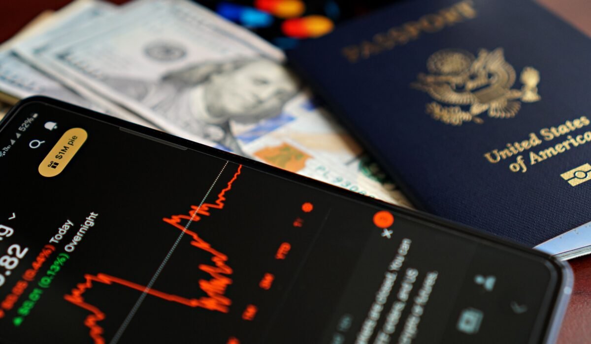 Flight Status Tracking Guide — Flight Status Tracking Guide: Beat Delays — Photo by DΛVΞ GΛRCIΛ on Pexels