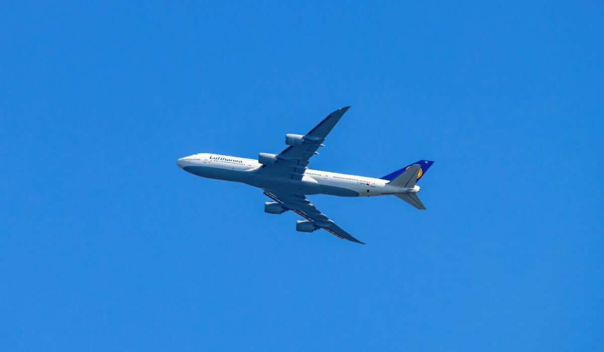 Long-Haul Flight Survival Guide — Long-Haul Flight Survival Guide: Master Your Next Trip — Photo by Robert So on Pexels