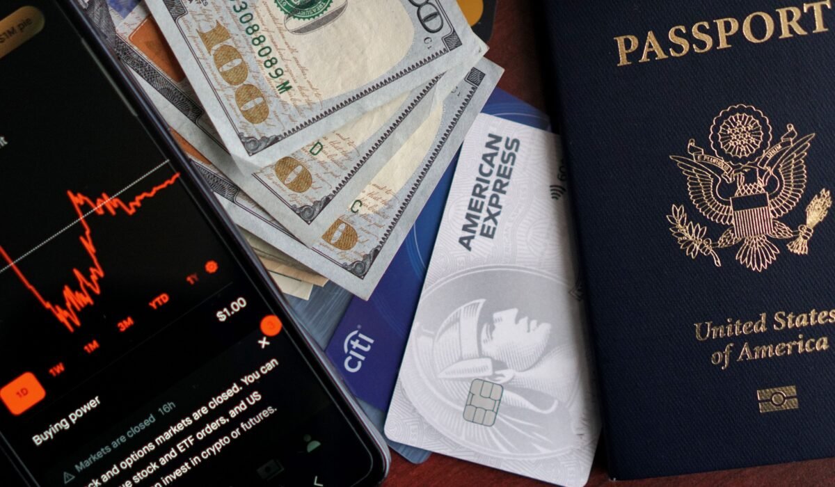 USA airline credit cards maximize rewards — USA Airline Credit Cards: Maximize Your Travel Rewards — Photo by DΛVΞ GΛRCIΛ on Pexels